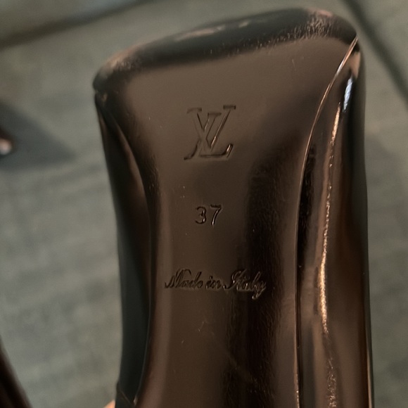 Louis Vuitton Eyeline Pump, black leather with gold accent. Size 37 - Picture 5 of 6